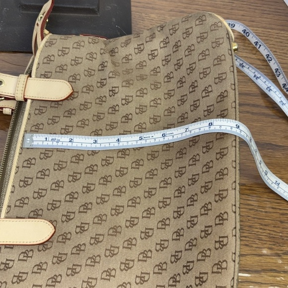 Dooney and Bourke logo signature purse/handbag/satchel. Many compartments. EUC. - Picture 5 of 10